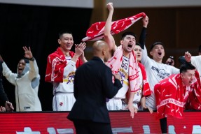 开云体育sports-守护者月光下展翅翱翔！球队防守稳固领跑()