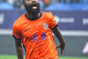 开云-富力遭遇上港逆转，球队惨遭逆转颓势难挡()